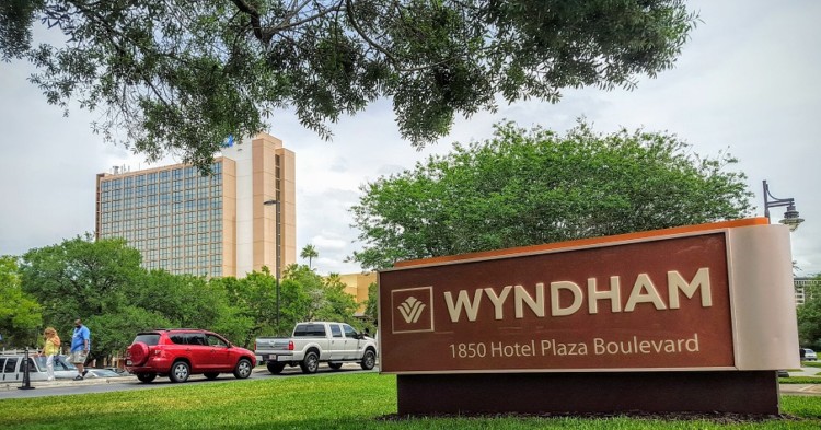 An option for cheap food at Disney World is to eat off property like a Wyndham.