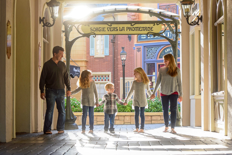 Want the perfect Disney family photo? Here's a roundup of the best backdrops in Disney World for your group picture. Now if you could just get everyone to smile. #Disney #family #photo #disneyworld